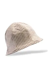 Sombrero tipo bucket a rayas verticales color beige y blanco.