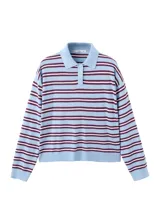 Jersey de punto celeste con rayas horizontales marrones y finas rayas blancas, cuello polo con solapa y cierre frontal de botones cortos, y mangas largas.