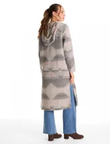 Cardigan largo con capucha, confeccionado en tejido estampado con diseño geométrico en tonos tierra, verde y rojo. Presenta frente abierto, mangas largas y bolsillos laterales.