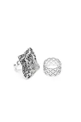 Set de dos anillos de metal color plateado, uno con diseño cuadrado texturizado y abierto, y otro tipo banda con patrón calado y geométrico.