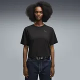 Remera Puma modelo Classics Relaxed de corte holgado, color negro, de manga corta y cuello redondo, con pequeño logo metalizado en el pecho.