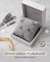Collar de acero con cadena fina y siete dijes colgantes redondos de cristal facetado en tonos violeta tornasolado.