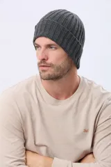 Gorro tejido de punto grueso con diseño acanalado y vuelta en el borde. Incluye una pequeña etiqueta de cuero sintético en el lateral.