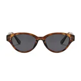 Lentes de sol con armazón de acetato en tono carey y forma ovalada estilo cat-eye. Cuentan con cristales oscuros con protección UV 400 y detalles metálicos en los extremos del frente.
