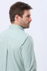 Camisa de manga larga con diseño de cuadros vichy en color verde y blanco, cuello abotonado y cierre frontal con botones.
