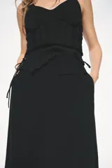 Bermuda de tiro alto de la colección Zara Woman, color negro, con bolsillos delanteros redondeados, pliegues frontales y cierre de cremallera y botón.