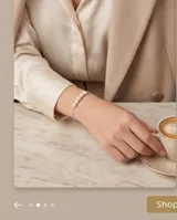 Pulsera de cadena fina de plata 925 con seis perlas de río dispuestas en el centro.