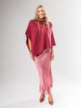 Falda midi color rojo cereza, confeccionada en tela tipo piel de durazno con detalle de encaje en el ruedo.