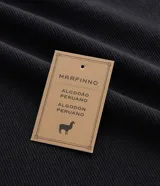 Remera slim de algodón negro con textura acanalada, cuello redondo y mangas cortas.