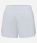 Short deportivo runner de color salmón, con cintura elástica y bajo redondeado. Confeccionado en poliéster y elastano, diseñado para ofrecer comodidad y libertad de movimiento durante el entrenamiento.