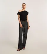 Pantalón de jeans de corte recto, tiro alto, color azul oscuro lavado. Presenta costuras contrastantes y cinturón con hebilla metálica de doble media luna.