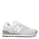 Championes urbanos New Balance modelo 574, color gris claro con detalles en blanco. Confeccionados en una combinación de gamuza y malla, presentan el logo N característico en los laterales y entresuela con tecnología ENCAP para mayor amortiguación.