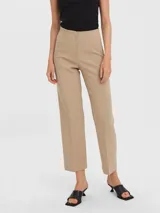 Pantalón sastrero de tiro alto y corte recto, color beige, con pinzas frontales y tejido elástico.