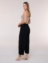 Pantalón crop de lino y rayón, con diseño wide leg de corte holgado, estampado tropical de hojas en tonos verde, azul y marrón sobre fondo blanco. Cuenta con pretina trasera elastizada y bolsillos delanteros.