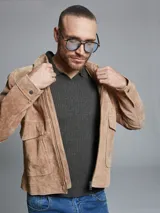 Campera cazadora color marrón claro con cierre frontal y bolsillos con solapa.