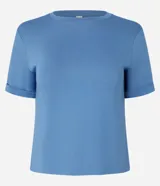 Blusa básica de cuello redondo y manga corta con detalle de dobladillo, confeccionada en tejido de viscosa con elastano.