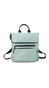 Mochila de nylon capitoneada color celeste, con diseño acolchado en cuadrícula. Posee un compartimento principal con cierre y solapa, además de dos bolsillos frontales con cierres negros a la vista.