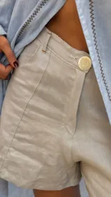 Short de lino color beige, de calce perfecto y con detalles de pespuntes en contraste.