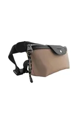 Riñonera Las Oreiro de diseño minimalista, confeccionada en material sintético negro. Presenta un compartimento principal con cierre metálico, solapa frontal con botón a presión y logo de la marca grabado.