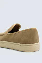 Mocasín casual color beige, con capellada de cuero serraje, detalle de costuras en el empeine, horma redondeada y suela a contraste con textura.