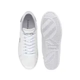 Championes Lacoste modelo Powercourt de diseño minimalista, color blanco con detalle en contraste negro en el talón y logo de cocodrilo bordado en el lateral.
