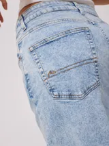 Jean de corte recto y tiro alto, confeccionado en denim azul clásico con costuras en contraste.