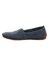 Zapatos slip-on de cuero gamuzado color azul, con detalles de tachas metálicas en el empeine y costuras expuestas con borde marrón.