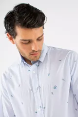 Camisa de manga larga Brooksfield con corte slim, color azul marino y estampado de pequeñas hojas y puntos. Presenta cierre frontal con botones y logo bordado en el pecho.