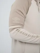 Campera canguro deportiva Umbro para hombre, de color verde militar con mangas negras de diseño raglán y detalles en verde militar. Cuenta con cierre frontal completo, capucha con cordones ajustables y bolsillos estilo canguro.