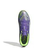 Championes de fútbol Adidas F50 Club para césped sintético, con diseño aerodinámico en tonos violeta y verde neón. Presentan el logo F50 en el lateral y una suela con tapones pequeños diseñada para tracción en canchas sintéticas.