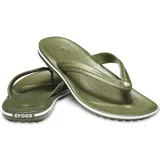 Ojotas Crocband Flip de Crocs, color verde militar con una línea blanca en la entresuela. Diseño ligero con tira superior de TPU y plantilla con textura de masajes.