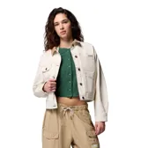 Chaqueta Columbia modelo Acker Rock Twill de corte corto, color blanco con cuello en contraste color tostado y botones metálicos. Presenta bolsillos frontales en el pecho y bolsillos laterales de gran tamaño con solapa, además del logo bordado de la marca en el pecho.