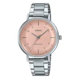 Reloj análogo Casio para mujer, con caja redonda de acero plateado y correa de eslabones de acero inoxidable plateado. La esfera es de color rosado, con marcadores de hora aplicados y agujas plateadas. Indica resistencia al agua (Water Resist).
