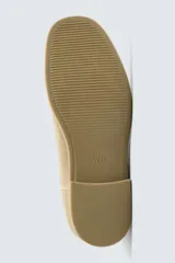 Bota estilo Chelsea de piel con acabado serraje color beige, con elásticos laterales para facilitar el calce, horma redonda y suela a tono con ligero tacón.