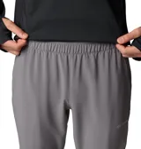 Pantalón de senderismo gris, de corte recto y ajuste cómodo, con cintura elástica, bolsillos funcionales y cremalleras en las piernas.