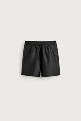 Short de baño negro de tejido técnico, con cintura elástica ajustable con cordón, bolsillos laterales y forro interior. Colección especial Aaron Levine x Zara.