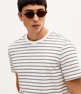 Remera de corte regular confeccionada en tejido de algodón y poliéster, con cuello redondo y mangas cortas. Presenta un diseño de rayas horizontales finas en relieve.