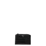 Monedero pequeño de color negro con textura de efecto cocodrilo, cierre superior y logo metálico de la marca en el frente.