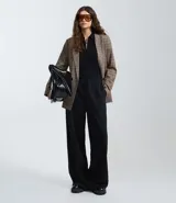 Pantalón wide leg negro de algodón con felpa, cintura elástica con cordón ajustable y bolsillos laterales.