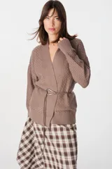 Saco abierto de punto color blanco, con diseño de textura cuadriculada en las mangas y corte holgado.