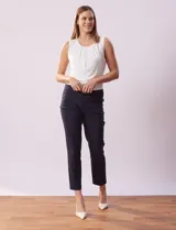 Pantalón color beige de gabardina elastizada, marca Ruby Rd. Pretina ancha, delantera con bolsillos simulados y trasera con bolsillos aplicados. Largo de pierna al tobillo.