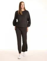 Buzo de corte holgado con sisa raglán y mangas largas con puños ajustados. Presenta un estampado sutil de animal print tono sobre tono y escote redondo a la base.