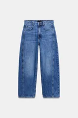 Jeans de tiro medio con cinco bolsillos, pernera holgada y diseño barrel, con costuras decorativas frontales y cierre de cremallera y botón.
