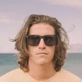 Lentes de sol Sunski modelo Kiva, con montura rectangular negra y lentes polarizados.