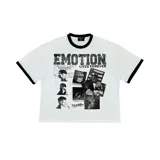 Remera blanca de manga corta con ribetes negros en el cuello y las mangas. Presenta un estampado frontal estilo collage con gráficos en blanco y negro y la inscripción "EMOTION LIVES FOREVER".