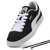 Championes Puma modelo Suede Classic, confeccionados en gamuza negra con la icónica franja lateral en blanco. Presentan cordones blancos, suela de goma texturizada y el logo de la marca en dorado sobre el lateral.