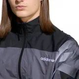 Campera deportiva Adidas modelo Santiago Track Top, con diseño de bloques de color en negro y gris. Presenta cierre frontal completo, cuello alto, puños elásticos y las icónicas tres tiras de la marca en color blanco a lo largo de las mangas. Incluye el logo del trébol de Adidas bordado en el pecho.