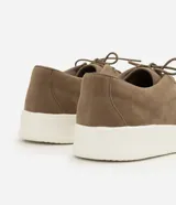 Zapato estilo moc toe para hombre, confeccionado en poliuretano con acabado aterciopelado en color marrón, cierre de cordones y suela gruesa de EVA en color blanco.