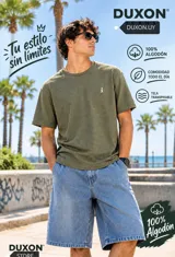 Remera oversize de tejido texturizado color verde militar, de manga corta y cuello redondo, con pequeño logo bordado en el pecho.