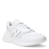 Championes urbanos New Balance modelo 997, color blanco, confeccionados con una combinación de materiales sintéticos y gamuza. Presentan el logo característico en los laterales y entresuela con tecnología ENCAP para mayor amortiguación y durabilidad.